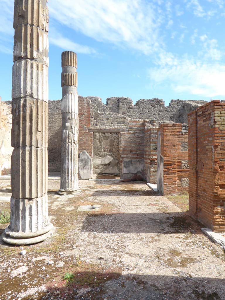VI.12.5 Pompeii. 30th September 2015. 
Looking east across south end of atrium, with doorway into room 13 in centre.
The doorways into rooms 9, entrance corridor 6, and 8, are on right.
Foto Annette Haug, ERC Grant 681269 DÉCOR.
