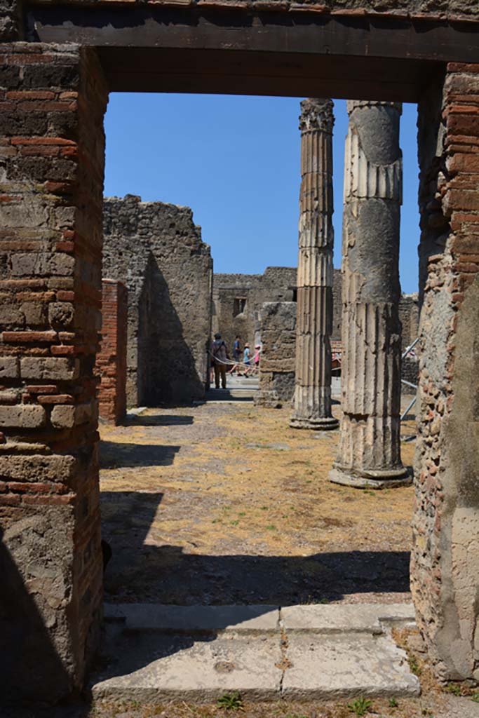 VI.12.5 Pompeii. 14th July 2017. 
Looking west across atrium 7 from doorway of room 13, towards doorway into room 10.
Foto Annette Haug, ERC Grant 681269 DÉCOR.