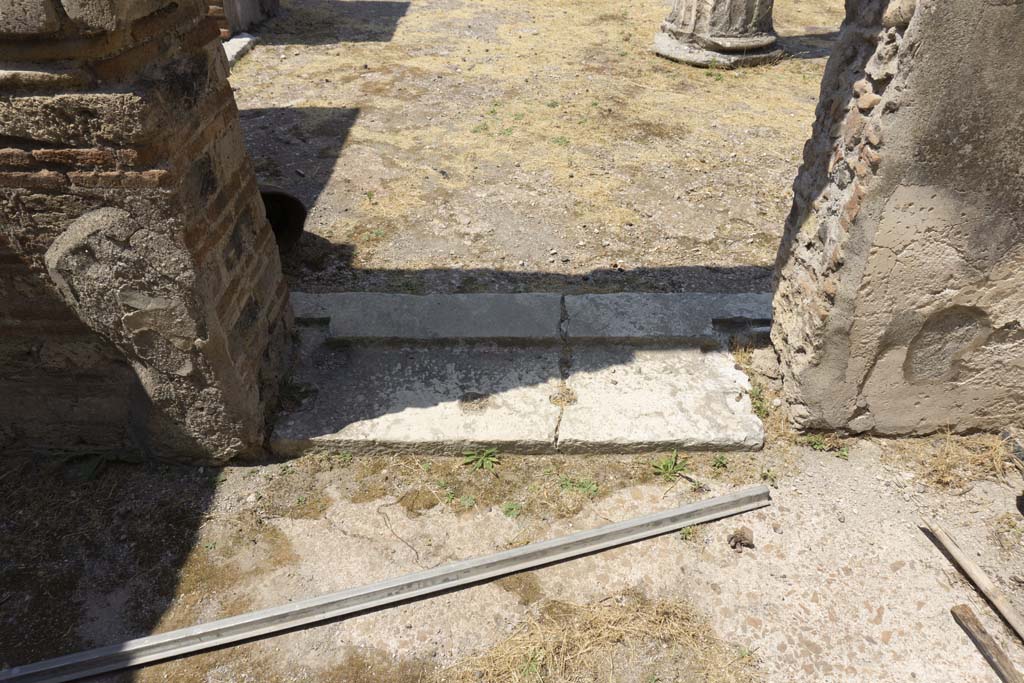 VI.12.5 Pompeii. 14th July 2017. Room 13, looking west across threshold/sill through doorway into secondary atrium 7.
Foto Annette Haug, ERC Grant 681269 DÉCOR.