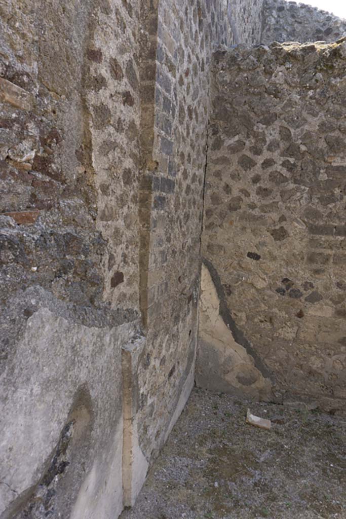 VI.12.5 Pompeii. 14th July 2017. Room 13, south-east corner.
Foto Annette Haug, ERC Grant 681269 DÉCOR.
