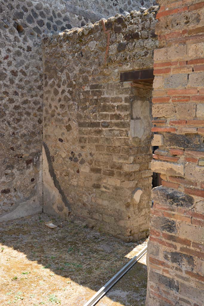 VI.12.5 Pompeii. 14th July 2017. 
Room 13, looking through doorway from atrium towards south-east corner, with doorway to room 12.
Foto Annette Haug, ERC Grant 681269 DÉCOR.