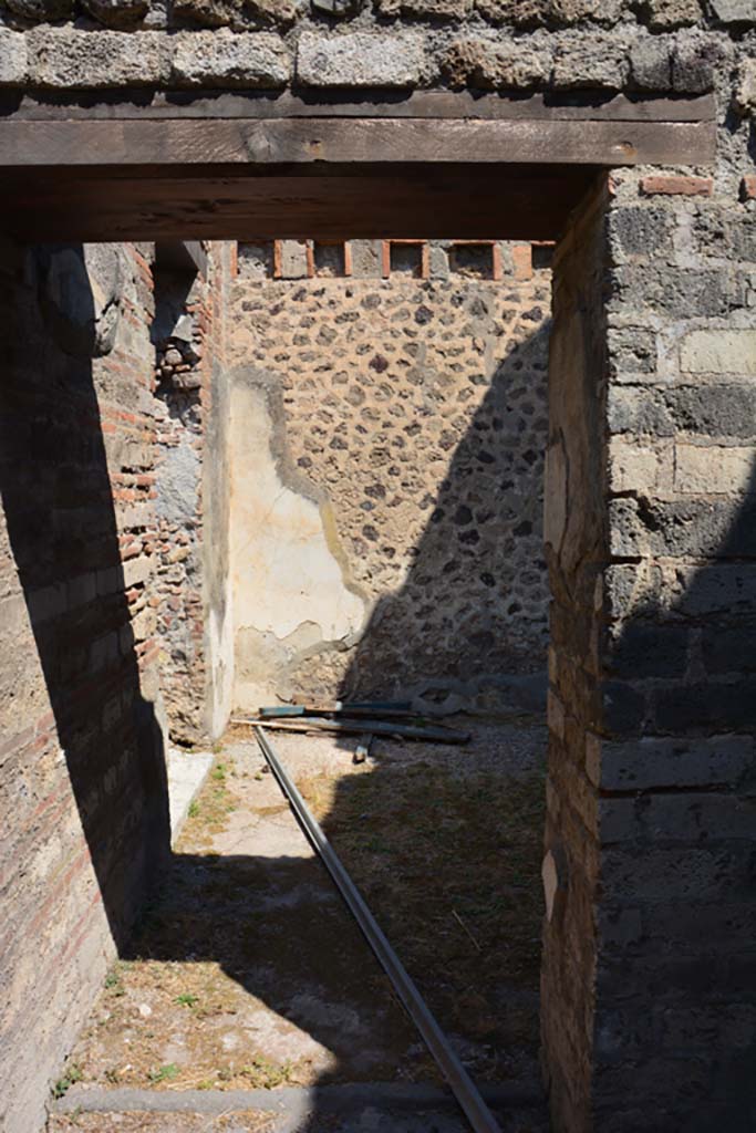 VI.12.5 Pompeii. 14th July 2017. 
Room 13, looking through doorway from room 12, towards north-west corner and doorway to atrium 7.
Foto Annette Haug, ERC Grant 681269 DÉCOR.