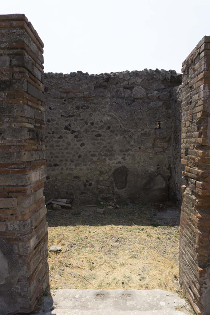 VI.12.5 Pompeii. 14th July 2017. Room 9, looking south through doorway of cubiculum. 
Foto Annette Haug, ERC Grant 681269 DÉCOR.