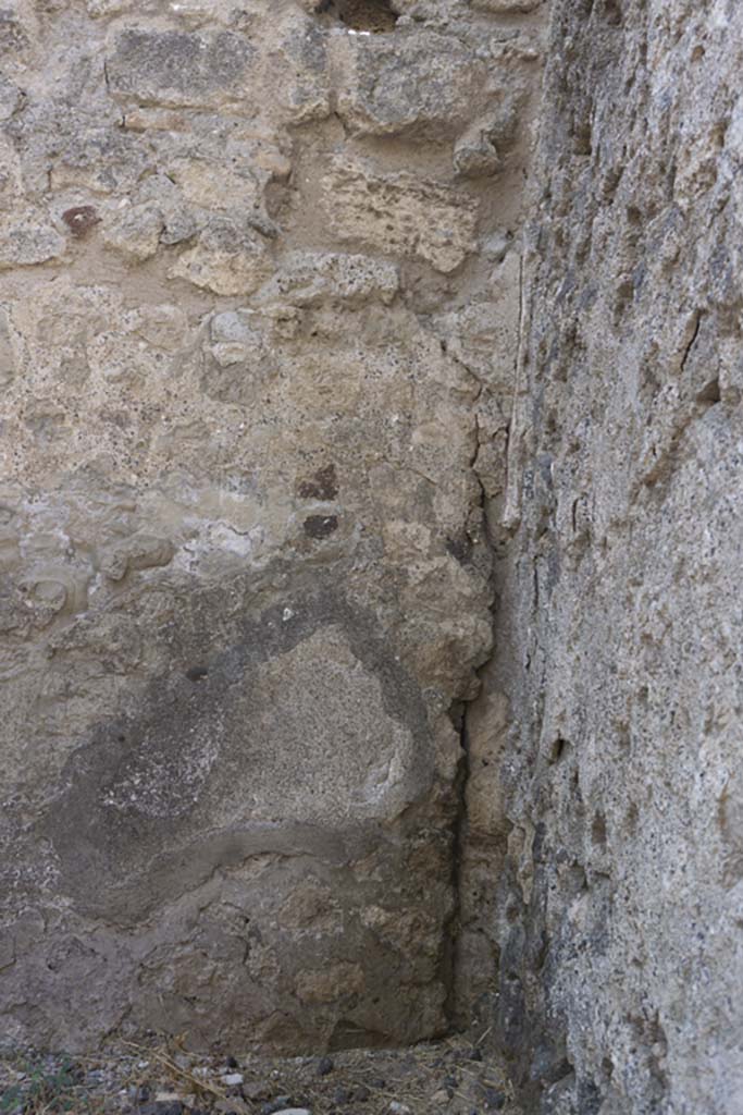 VI.12.5 Pompeii. 14th July 2017. Room 9, detail from lower south-west corner.
Foto Annette Haug, ERC Grant 681269 DÉCOR.