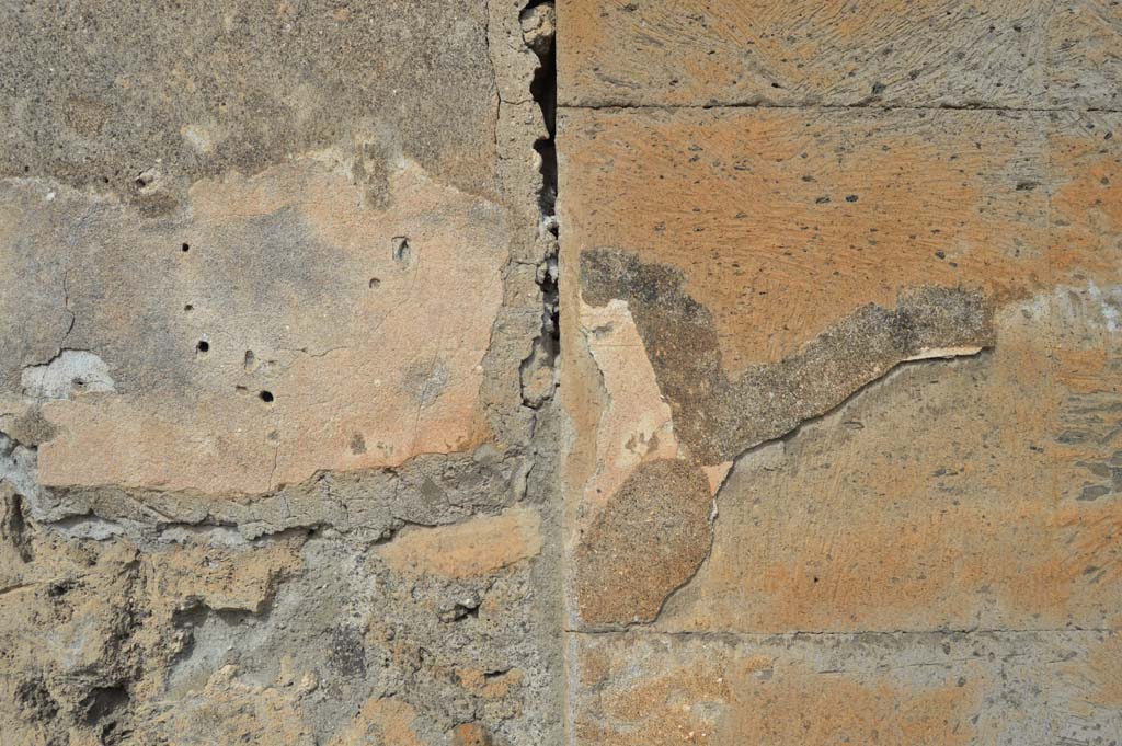 VI.12.5 Pompeii. March 2018. Looking north to detail of remaining plaster on east side of entrance doorway.
Foto Taylor Lauritsen, ERC Grant 681269 DÉCOR.