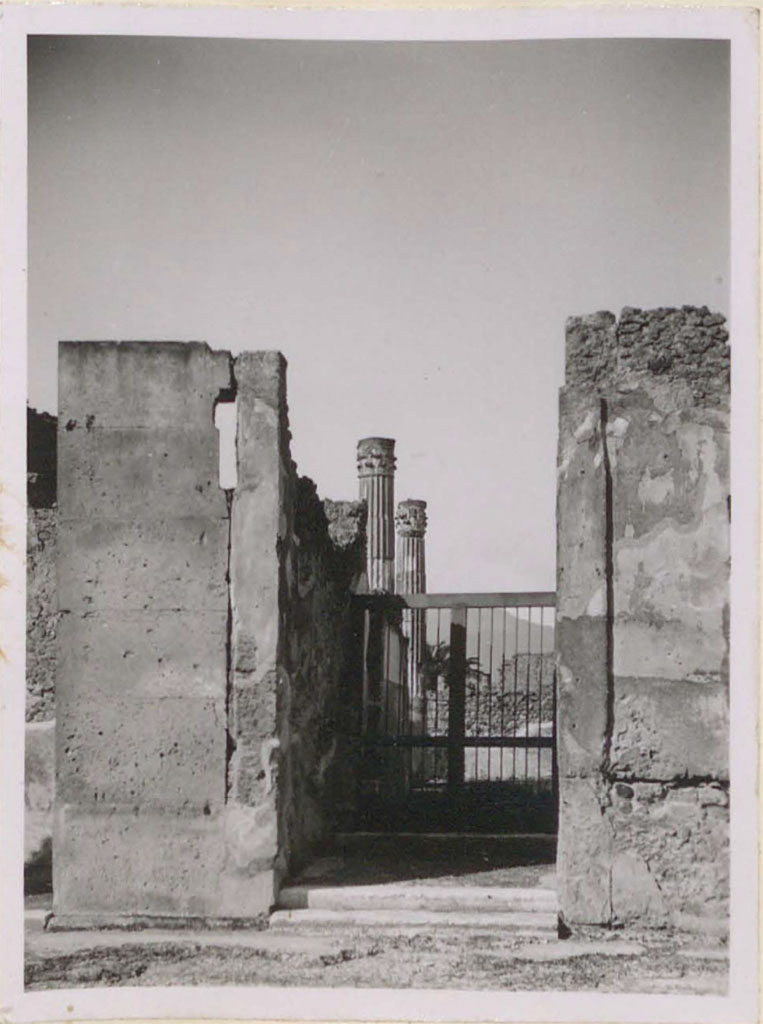 VI.12.5 Pompeii. Pre-1943. Secondary entrance to Tetrastyle atrium.
See Warscher, T. (1946). Casa del Fauno, Swedish Institute, Rome. (p.7, n. 5).