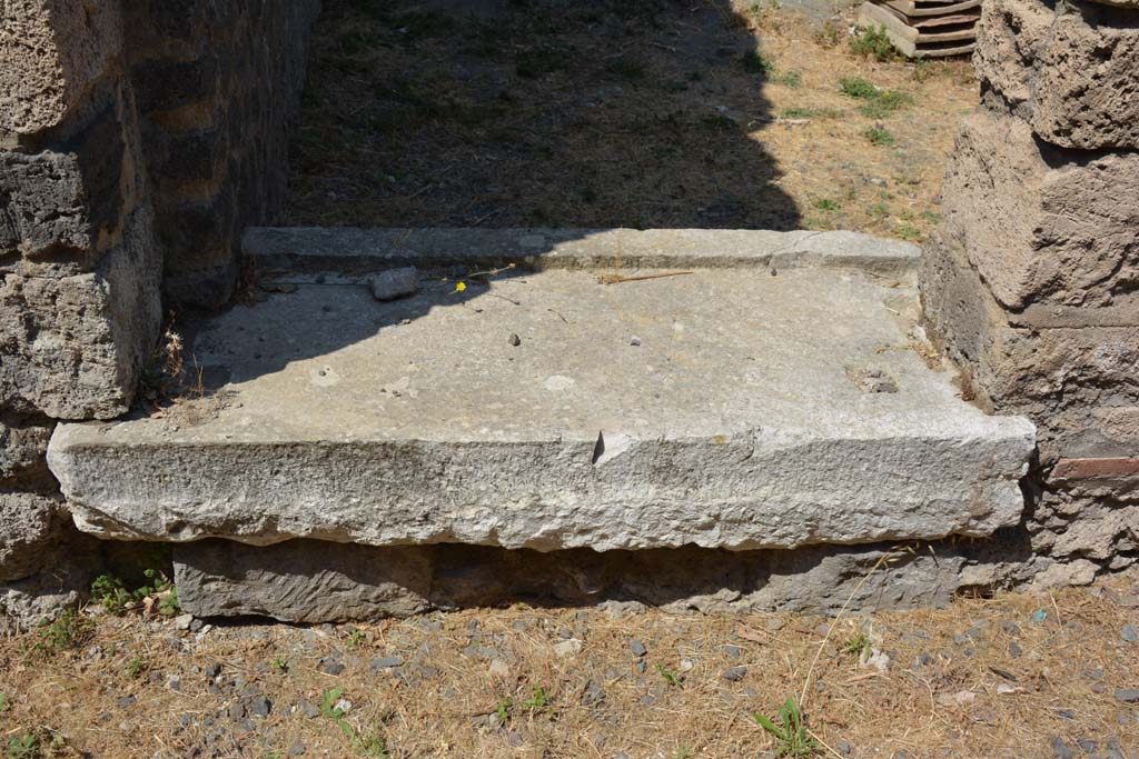 VI.12.5 Pompeii. 14th July 2017. Threshold/sill of doorway in west wall of entrance corridor, leading to stairs to upper floor.
Foto Annette Haug, ERC Grant 681269 DÉCOR.