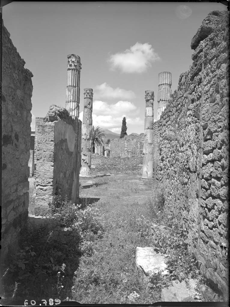 VI.12.5 Pompeii. 1960. Fauces/entrance corridor 6, looking north towards atrium 7. 
DAIR 60.789. Photo © Deutsches Archäologisches Institut, Abteilung Rom, Arkiv.