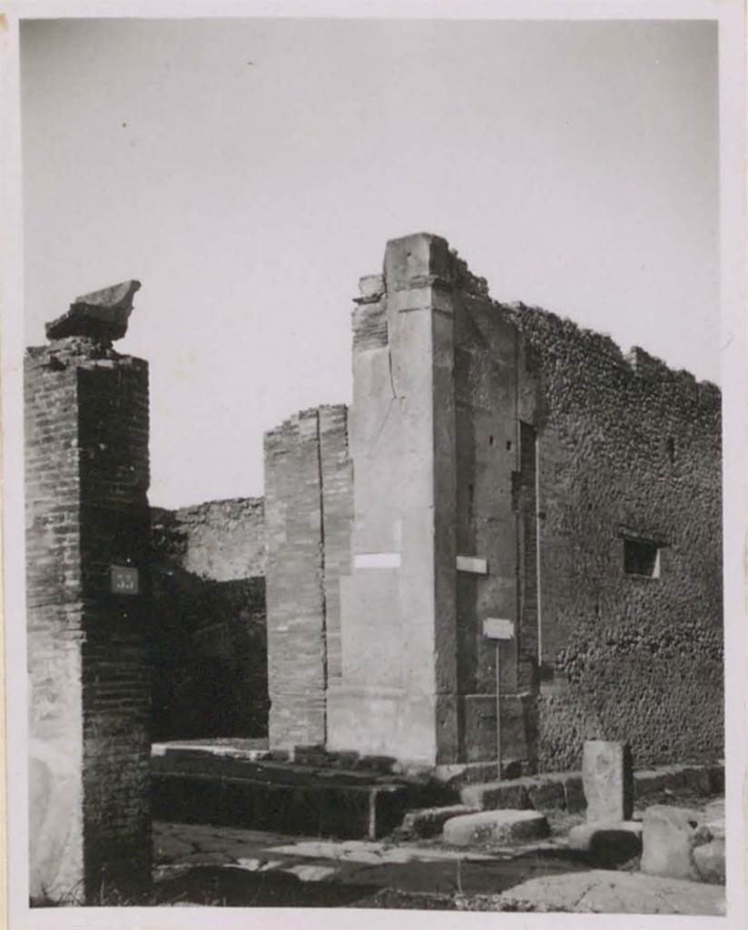 VI.12.6 Pompeii. Pre-1943. Looking across Via della Fortuna towards shop entrance, on left.
On the right is the Vicolo del Labirinto.
See Warscher, T. (1946). Casa del Fauno, Swedish Institute, Rome. (p.10).
