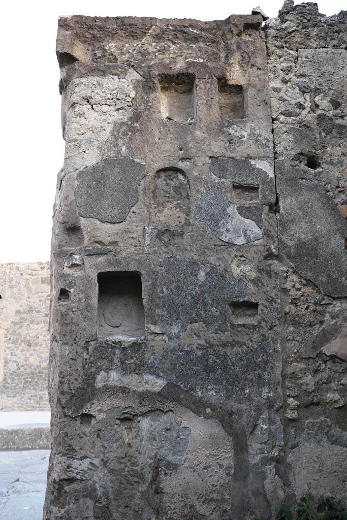 VI.12.6 Pompeii. December 2018. 
Detail of south wall in south-west corner of shop. Photo courtesy of Aude Durand.