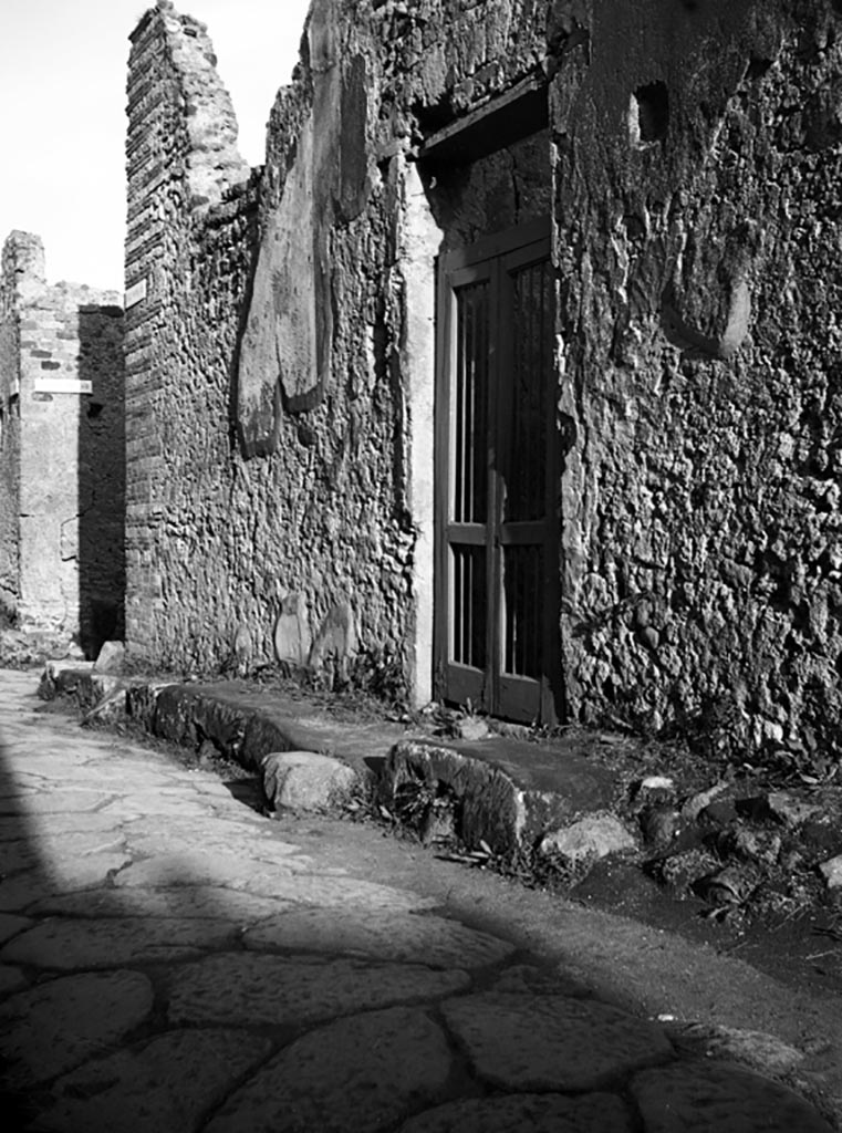 VI.12.7 Pompeii. W.1154. Rear entrance doorway, posticum to Casa del Fauno.
Photo by Tatiana Warscher. Photo © Deutsches Archäologisches Institut, Abteilung Rom, Arkiv.