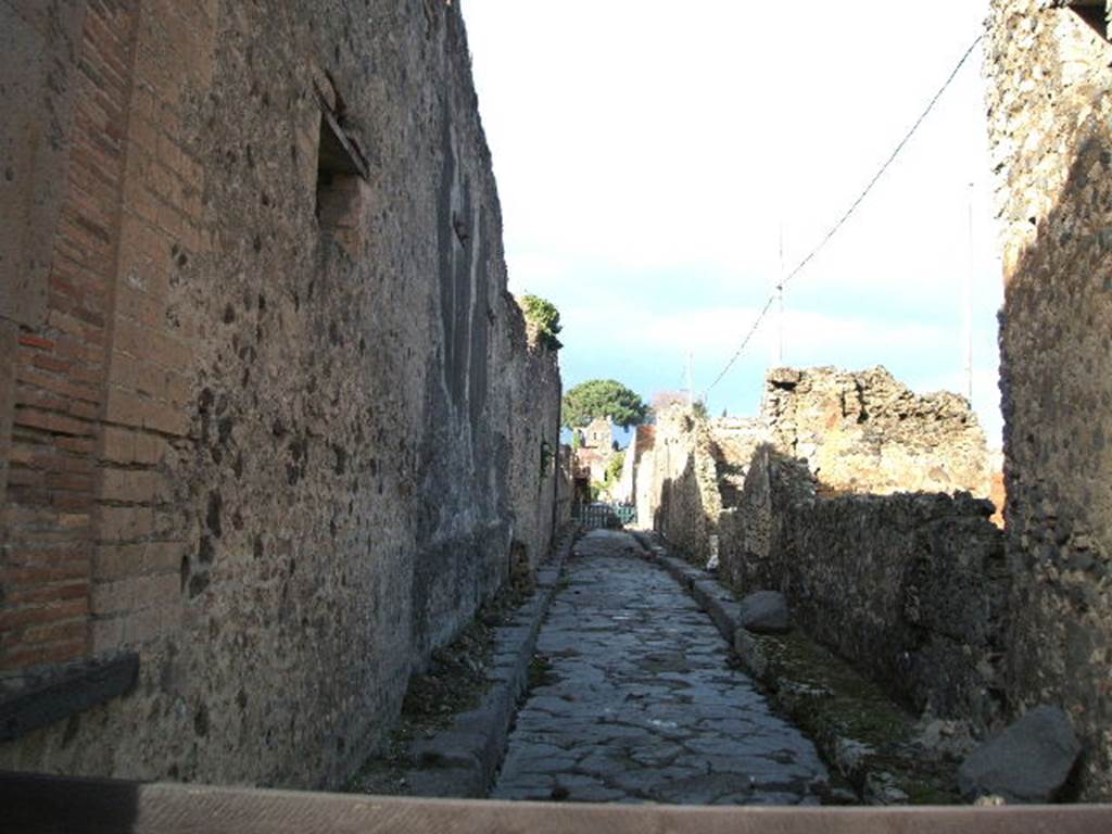 VI.13.1 Shop.  Linked to VI.13.2 
VI.12   Via del Labirinto looking North from Via della Fortuna      VI.13.1