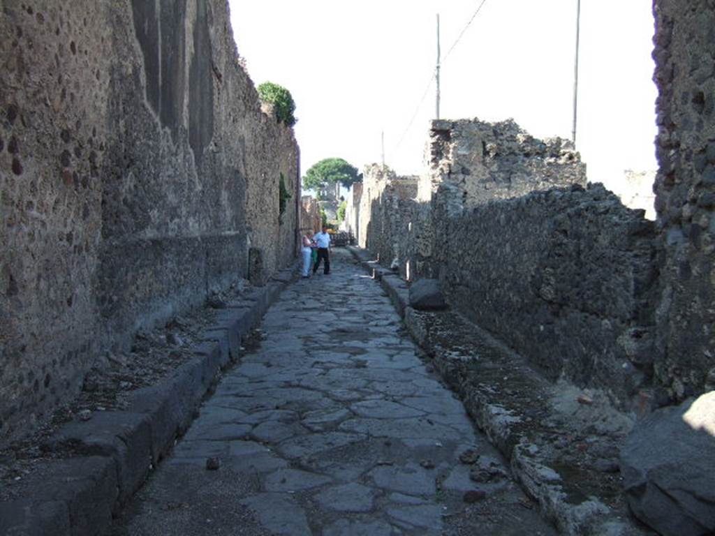 VI.13.1 Shop.  Linked to VI.13.2 
VI.12    Via del Labirinto looking North from Via della Fortuna         VI.13.1
