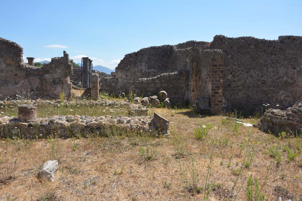 VI.13.2 Pompeii. July 2017. Looking east across south side of garden area, with tablinum, on right.
Foto Annette Haug, ERC Grant 681269 DÉCOR.