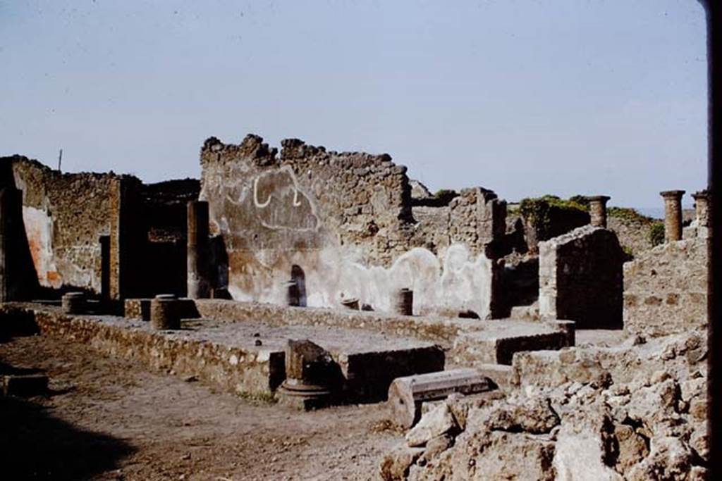 VI.13.2 Pompeii. 1966. Looking north-east across peristyle. Photo by Stanley A. Jashemski.
Source: The Wilhelmina and Stanley A. Jashemski archive in the University of Maryland Library, Special Collections (See collection page) and made available under the Creative Commons Attribution-Non Commercial License v.4. See Licence and use details.
J66f0262