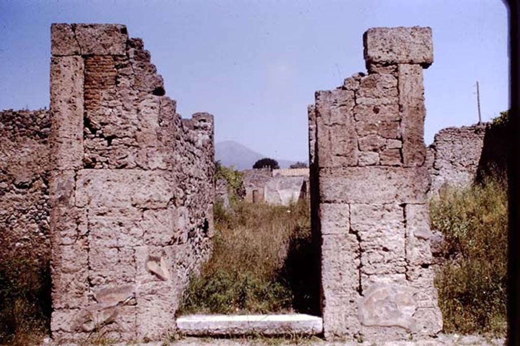 VI.13.2 Pompeii. 1964. Entrance doorway, looking north. Photo by Stanley A. Jashemski.
Source: The Wilhelmina and Stanley A. Jashemski archive in the University of Maryland Library, Special Collections (See collection page) and made available under the Creative Commons Attribution-Non Commercial License v.4. See Licence and use details.
J64f1092