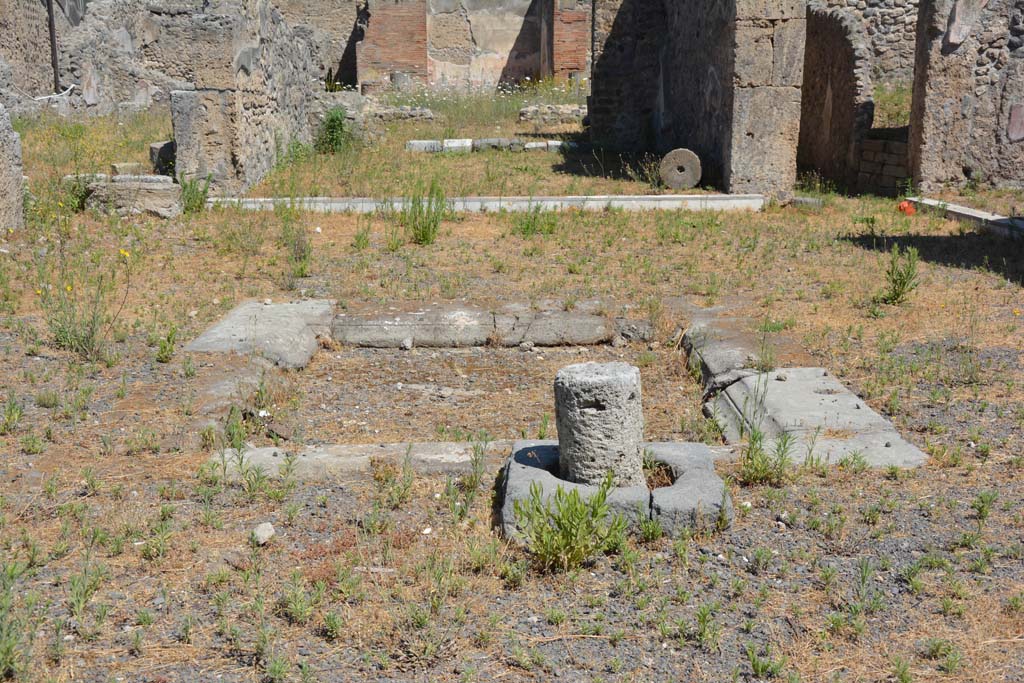VI.13.2 Pompeii. July 2017. Looking north across impluvium in atrium.
Foto Annette Haug, ERC Grant 681269 DÉCOR.