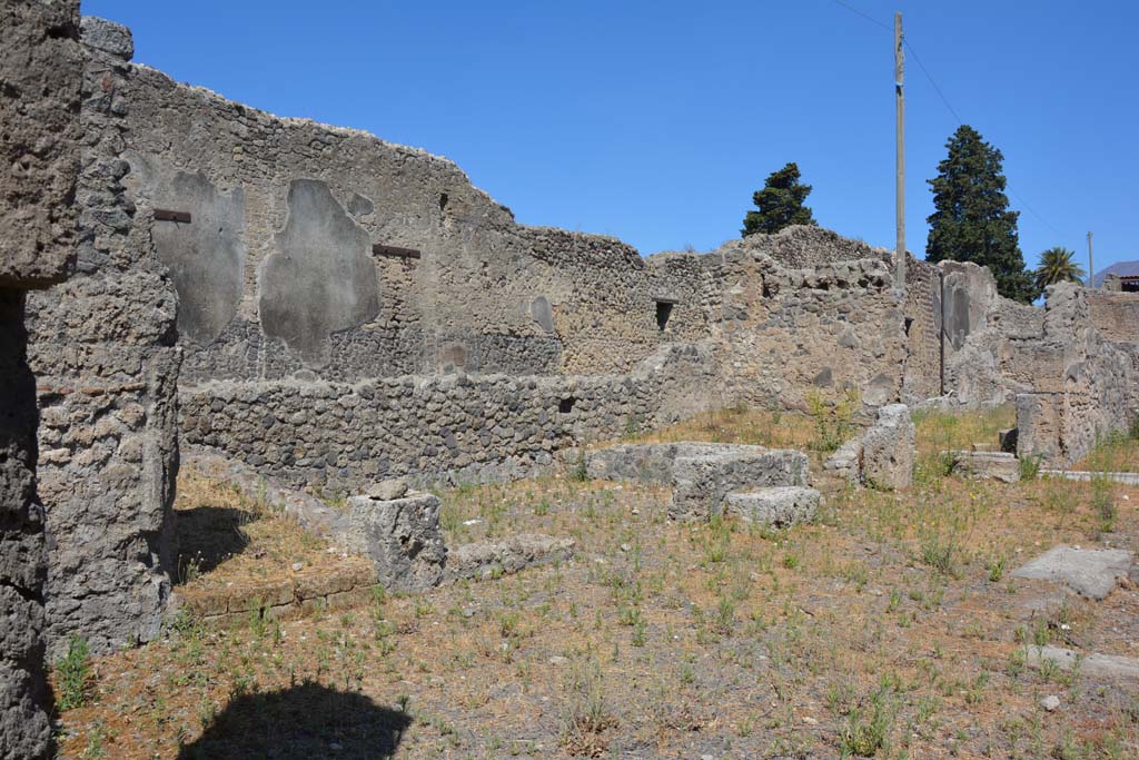 VI.13.2 Pompeii. July 2017. Looking towards west side of atrium and site of demolished cubiculum, and other rooms.
Foto Annette Haug, ERC Grant 681269 DÉCOR.