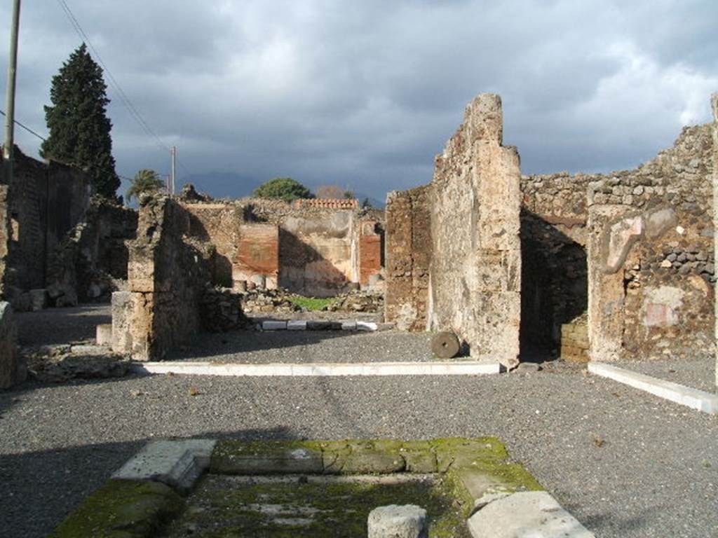 VI.13.2 Pompeii. December 2004. Looking north across atrium, through tablinum to peristyle.
According to Bragantini in PPP, the threshold of the tablinum was faced with marble.
See Bragantini, de Vos, Badoni, 1983. Pitture e Pavimenti di Pompei, Parte 2. Rome: ICCD, p. 262-3.