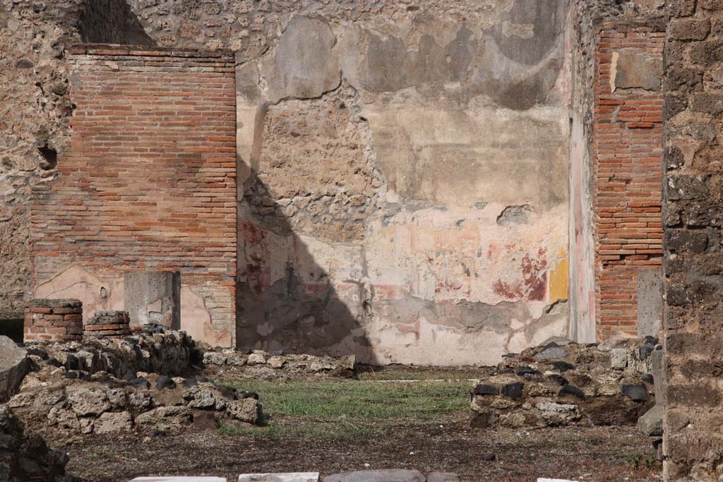 VI.13.2 Pompeii. October 2020. Looking north from tablinum across peristyle towards summer triclinium. Photo courtesy of Klaus Heese.
