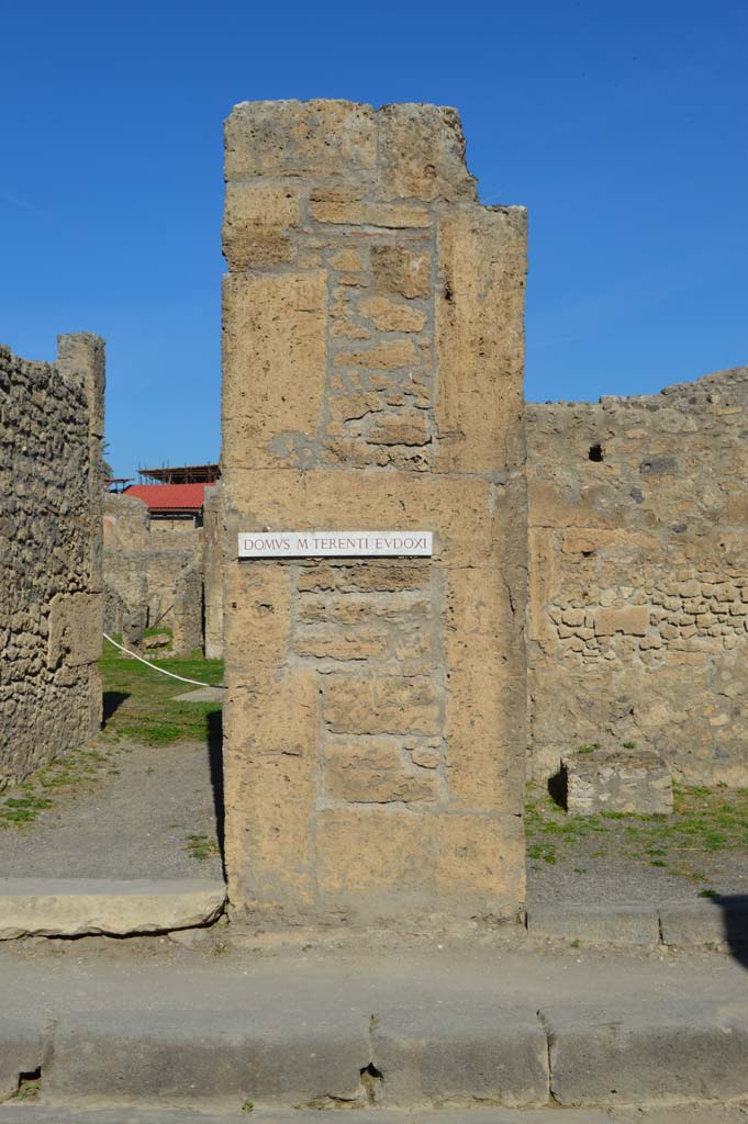 VI.13.6 Pompeii. October 2017. Pilaster on east of entrance doorway, with VI.13.7, on right.
Foto Taylor Lauritsen, ERC Grant 681269 DÉCOR.