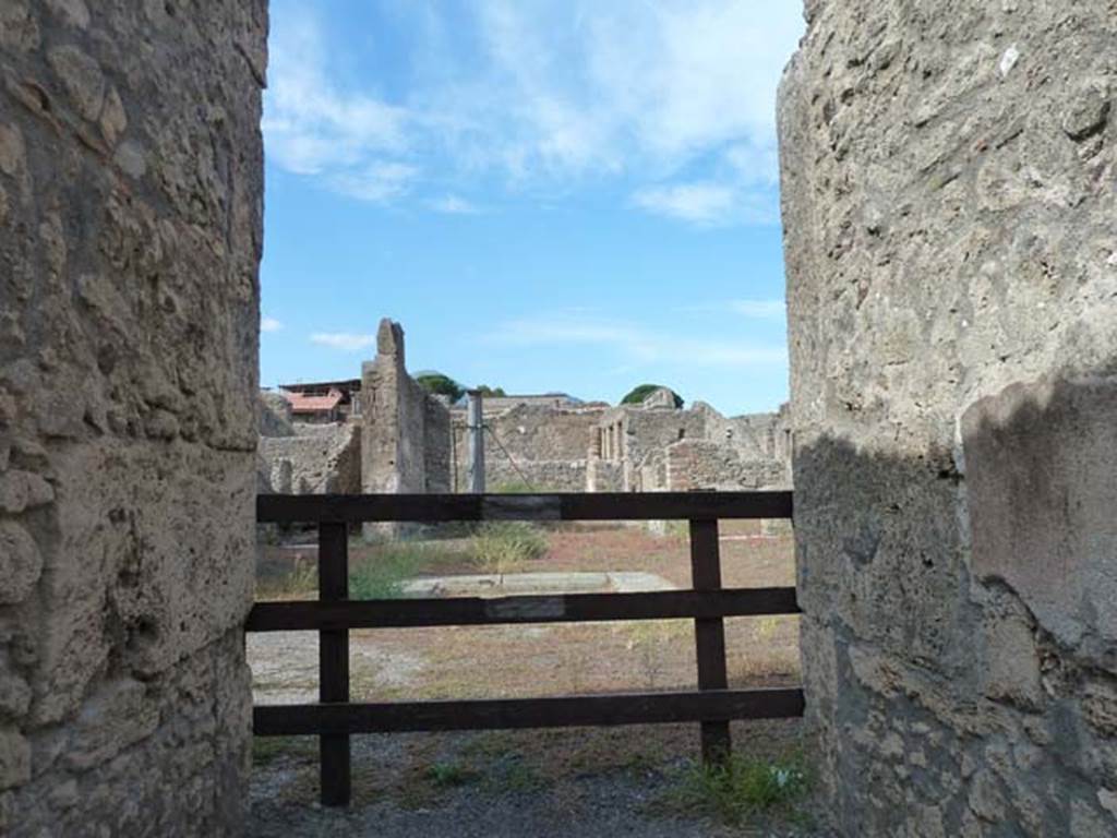 VI.13.6 Pompeii. September 2015. Looking north across the atrium.