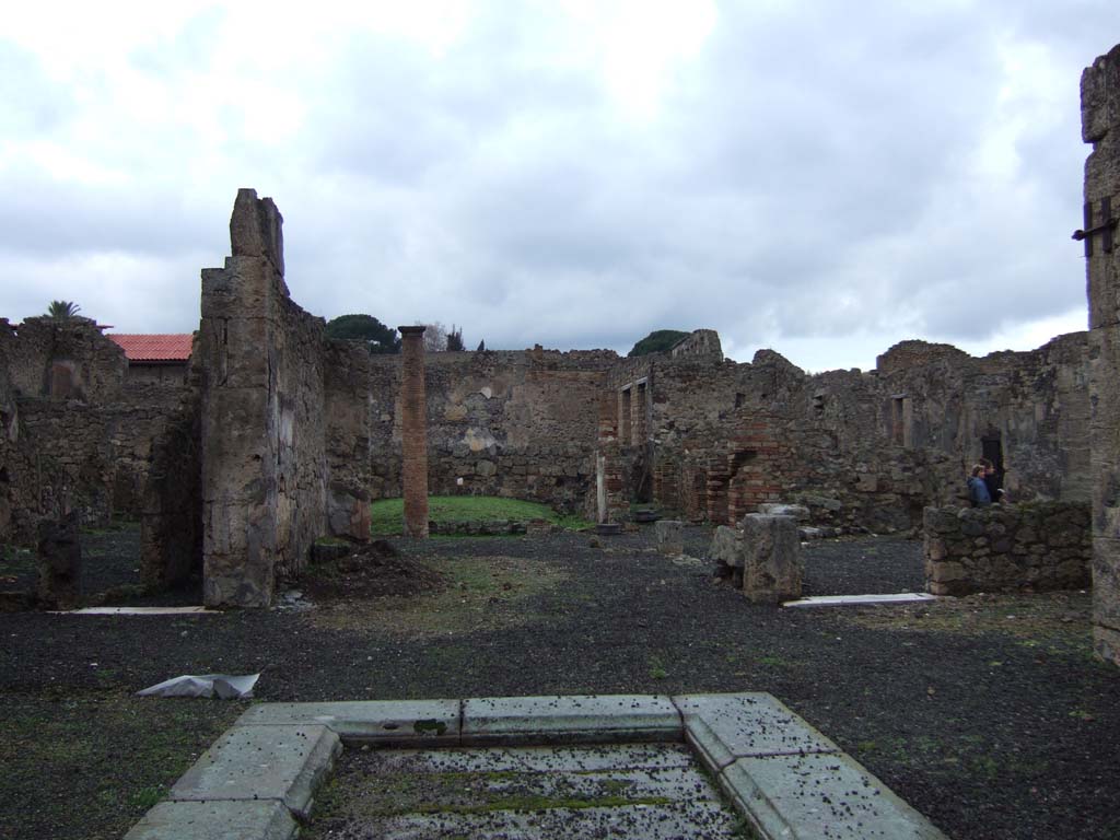 VI.13.6 Pompeii. December 2005. Rooms on north side of atrium, looking north through tablinum to peristyle area.
The peristyle of the house had been transformed into a weaver’s workshop. Many graffiti were found there, see VI.13.8.