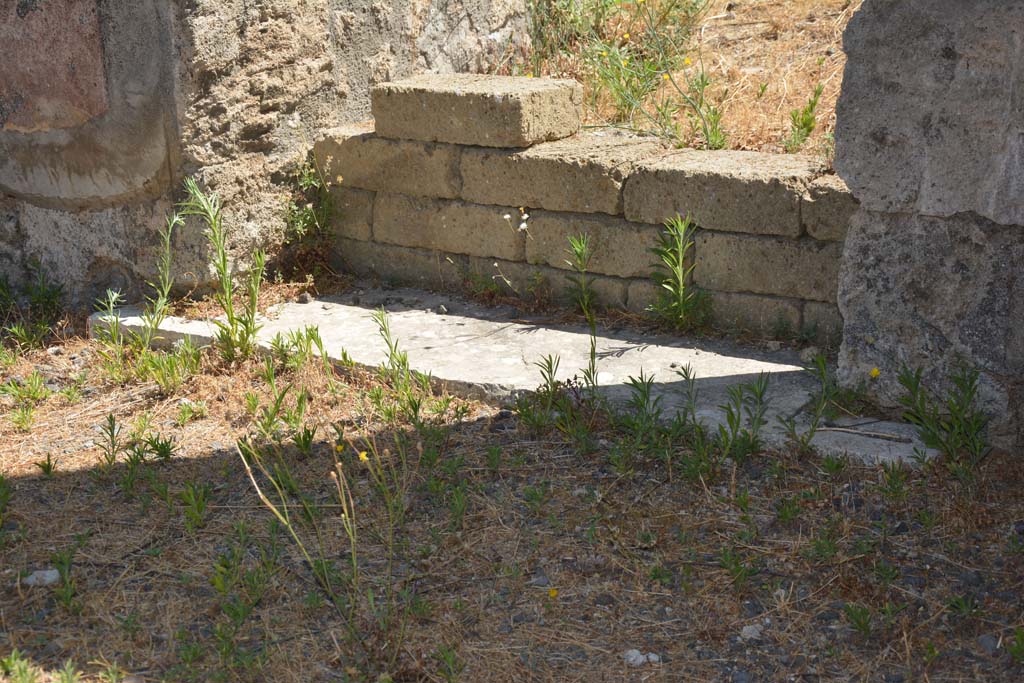 VI.13.6 Pompeii. July 2017. Detail of threshold from doorway into room on east (right) side of atrium.
Foto Annette Haug, ERC Grant 681269 DÉCOR.
