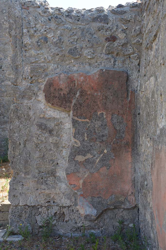 VI.13.6 Pompeii. July 2017. 
Detail of remaining painted stucco on east wall of atrium in south-east corner.
Foto Annette Haug, ERC Grant 681269 DÉCOR.
