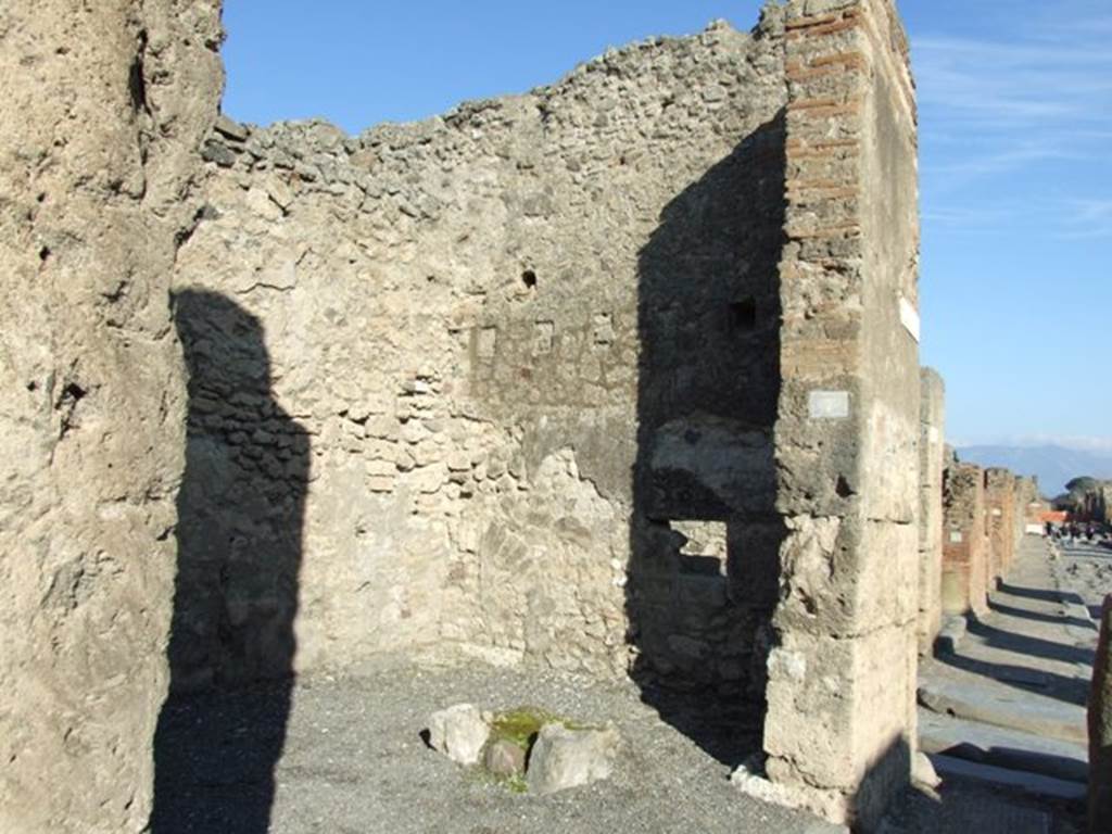VI.13.7 Pompeii. September 2005. East wall of shop on Via della Fortuna.