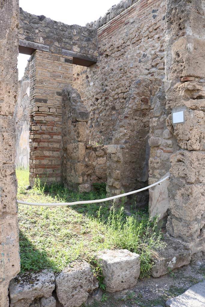VI.13.11, Pompeii. December 2018. 
Looking west to entrance doorway. Photo courtesy of Aude Durand.