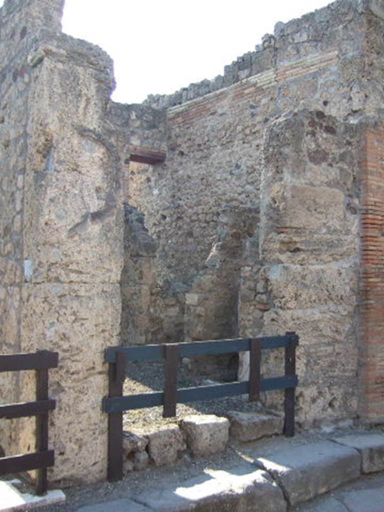 VI.13.11 Pompeii. September 2005. Entrance doorway.