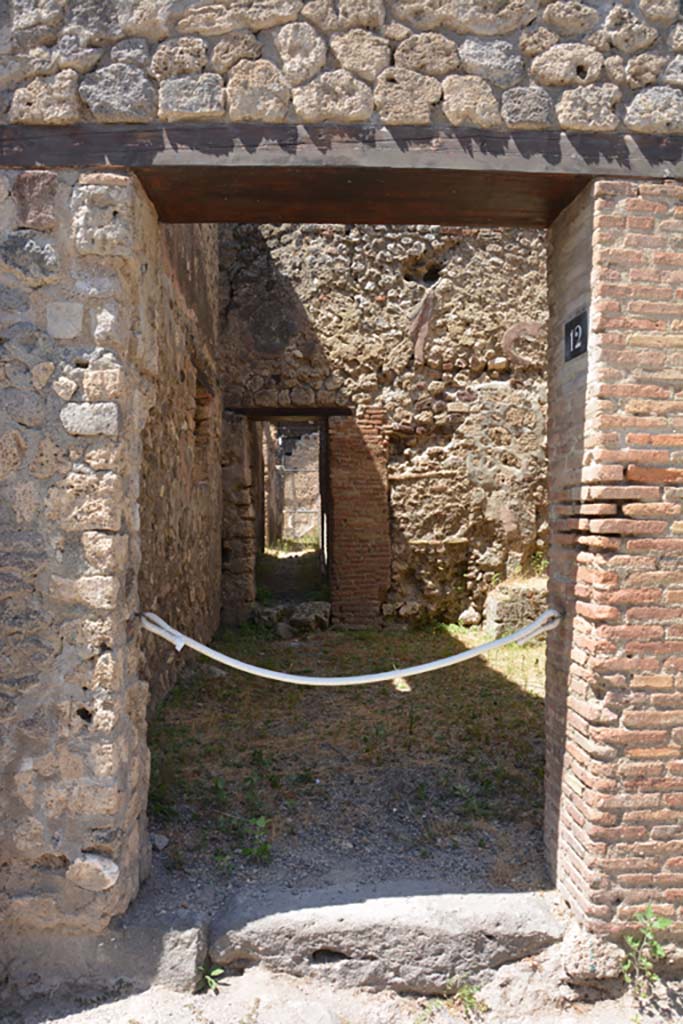 VI.13.12 Pompeii. July 2017. Looking west through entrance doorway.
Foto Annette Haug, ERC Grant 681269 DÉCOR.