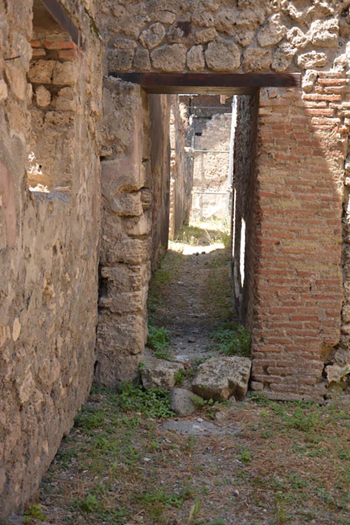 VI.13.12 Pompeii. July 2017. 
Looking west from entrance doorway, to corridor leading towards VI.13.19.
Foto Annette Haug, ERC Grant 681269 DÉCOR.