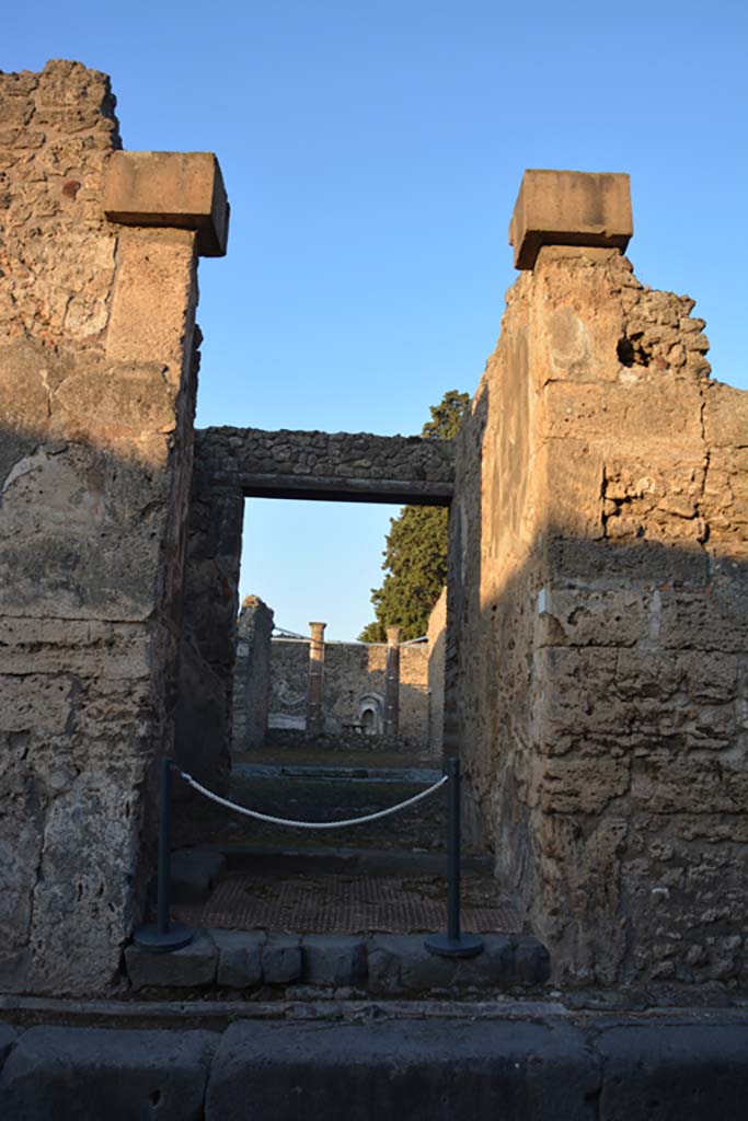 VI.13.13 Pompeii. October 2019. Looking west through entrance doorway.
Foto Annette Haug, ERC Grant 681269 DÉCOR.