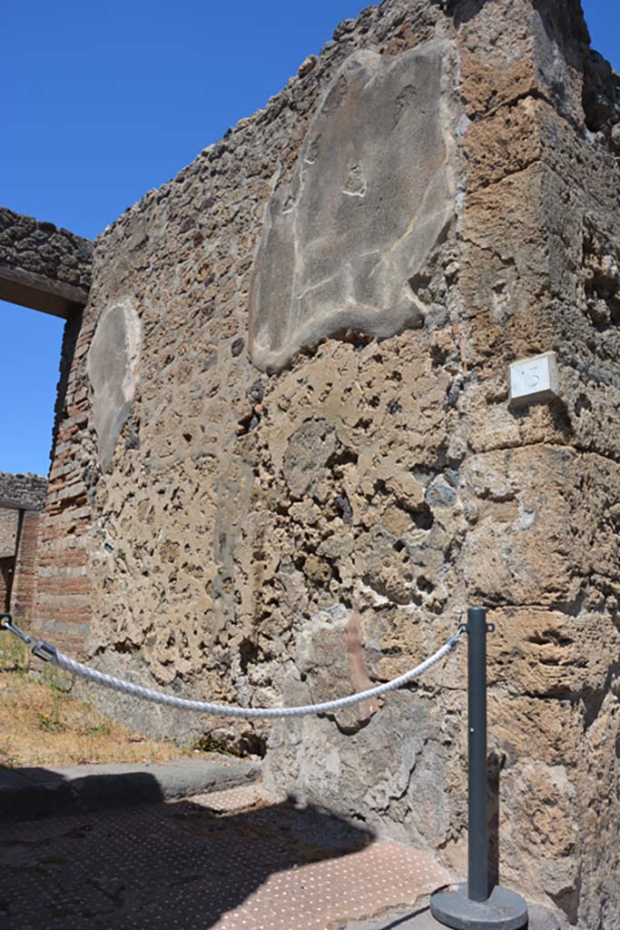 VI.13.13 Pompeii. July 2017. North wall of entrance vestibule/fauces.
Foto Annette Haug, ERC Grant 681269 DÉCOR.