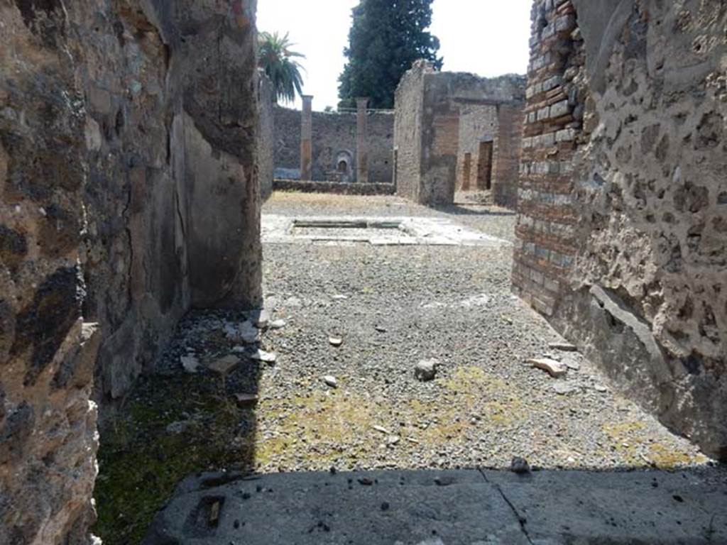 VI.13.13 Pompeii. May 2015. Looking west across atrium, from entrance doorway. 
Photo courtesy of Buzz Ferebee.