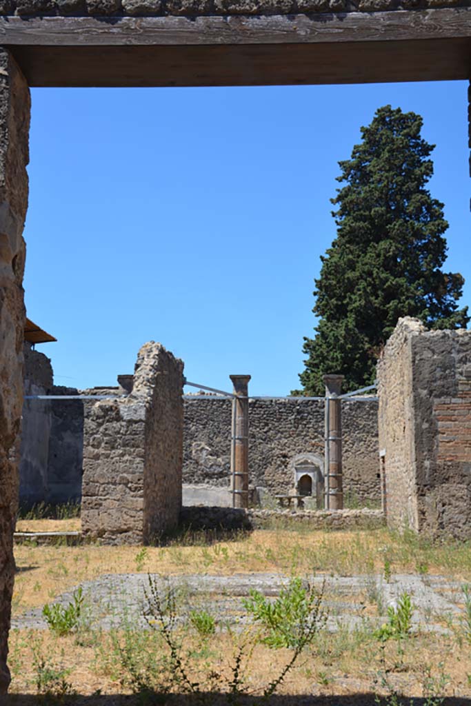 VI.13.13 Pompeii. July 2017. 
Looking west across impluvium in atrium, from entrance doorway.
Foto Annette Haug, ERC Grant 681269 DÉCOR.