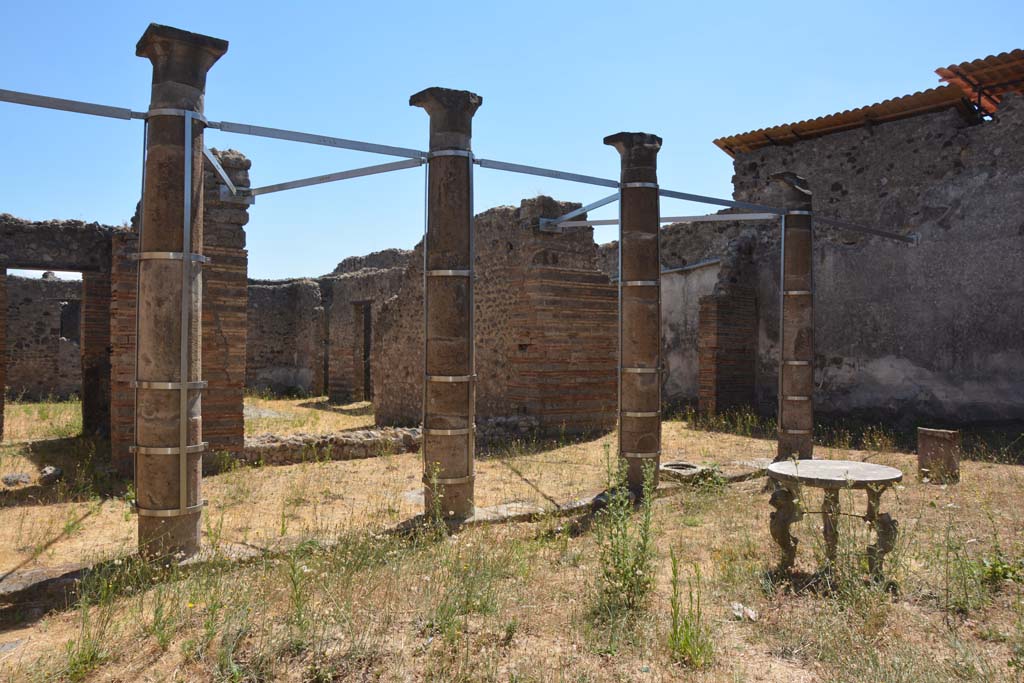 VI.13.13/18 Pompeii. July 2017. 
Looking east from peristyle towards tablinum, in centre, and doorway to triclinium from east portico, on right.
Foto Annette Haug, ERC Grant 681269 DÉCOR.