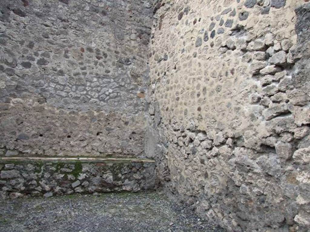 VI.13.14 Pompeii. December 2007. North-west corner, masonry bench, near north wall.