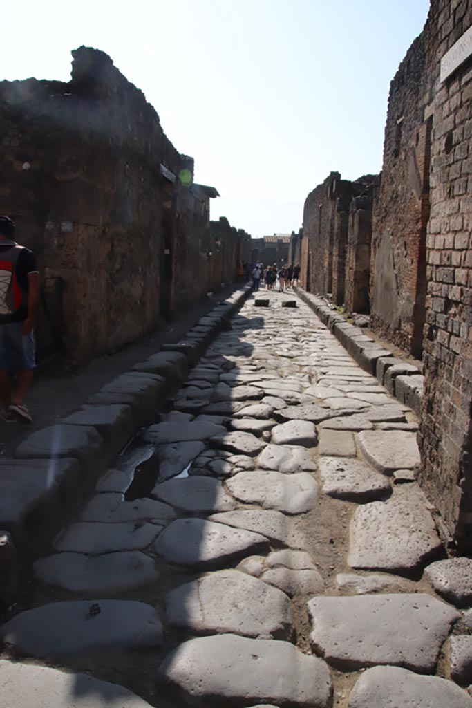 VI.14 Pompeii, on left. October 2023. 
Vicolo dei Vettii from Vicolo di Mercurio, looking south, with VI.13.16, on right.
Photo courtesy of Klaus Heese.