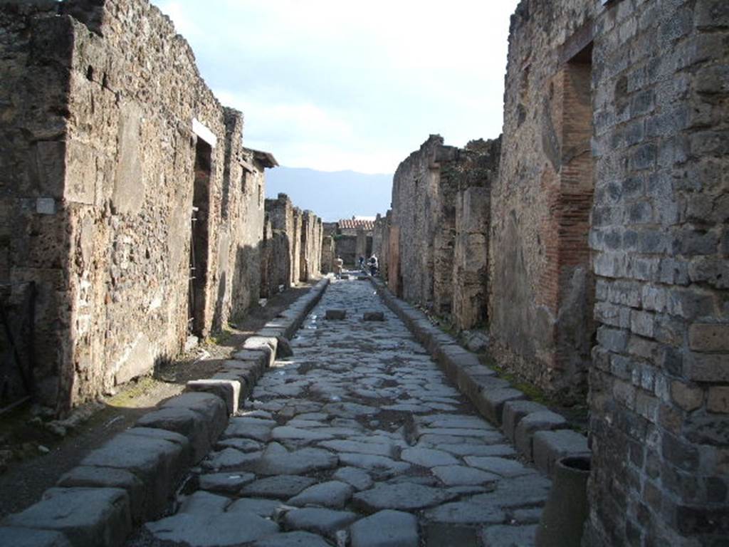 VI.13.16 Casa di GAVIUS PROCULUS.  
Linked to VI.13.17.
VI.14      Vico dei Vettii from Vico di Mercurio looking south     VI.13.16