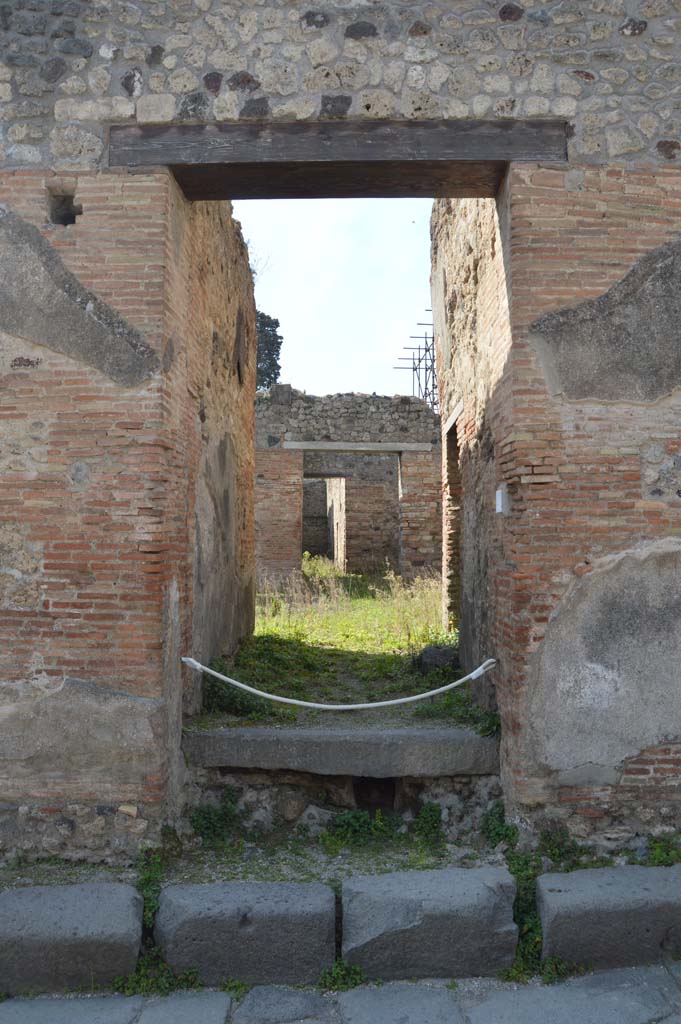 VI.13.16 Pompeii. March 2019. Looking west through entrance doorway.
Foto Taylor Lauritsen, ERC Grant 681269 DÉCOR.