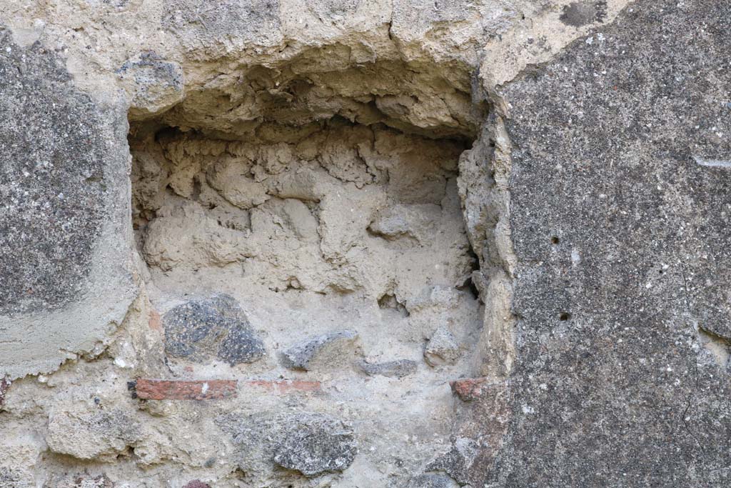 VI.13.16 Pompeii. December 2018. Niche in west wall of garden area. Photo courtesy of Aude Durand.
61316_niche_zoom Aude Durand.