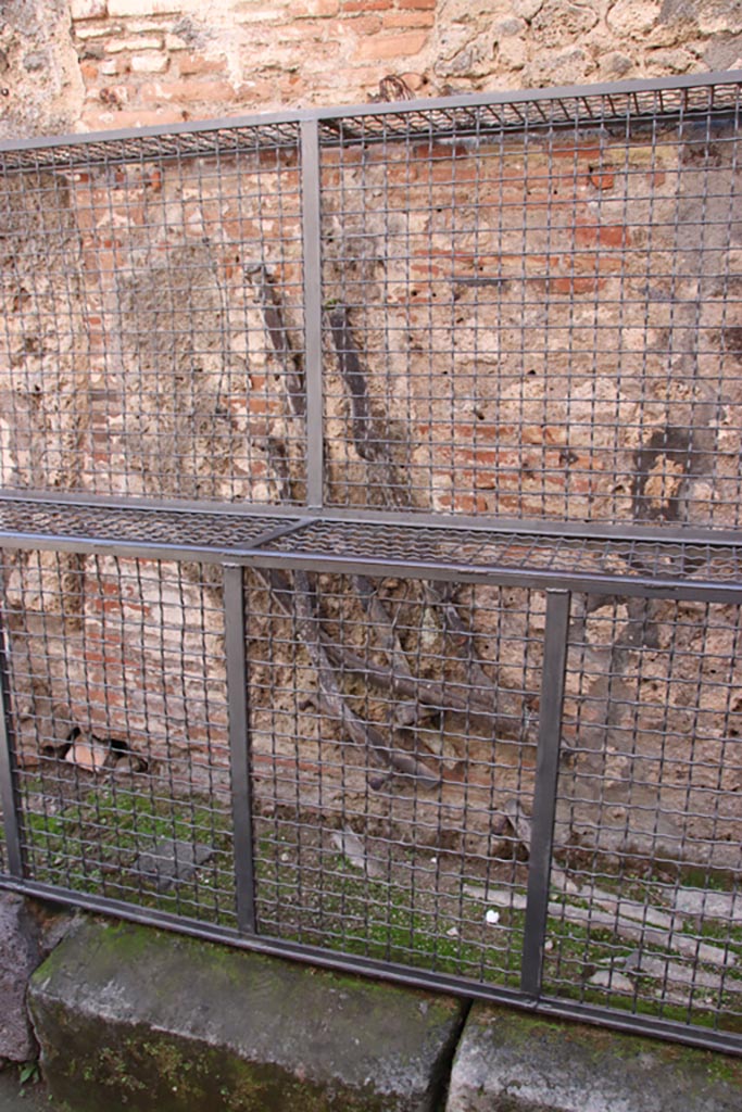 VI.13.16/17 Pompeii. October 2023. 
Lead pipes on back north wall on south side of Vicolo di Mercurio. Photo courtesy of Klaus Heese.