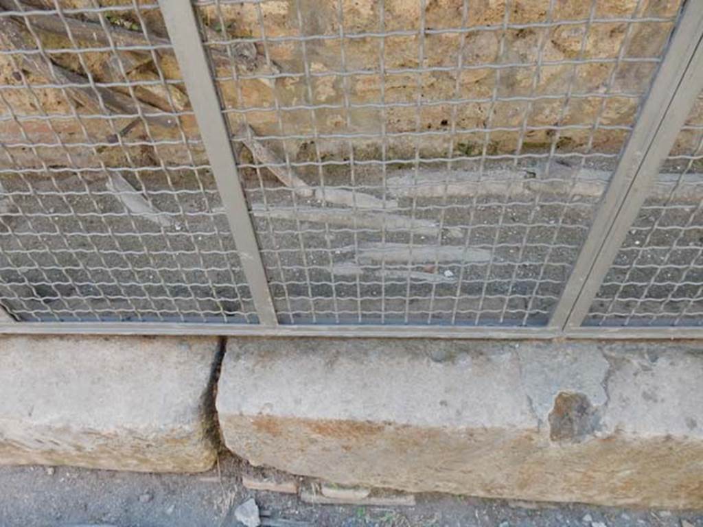 VI.13.16 Pompeii. May 2017. Lead pipes on back wall and pavement in Vicolo di Mercurio, Photo courtesy of Buzz Ferebee.