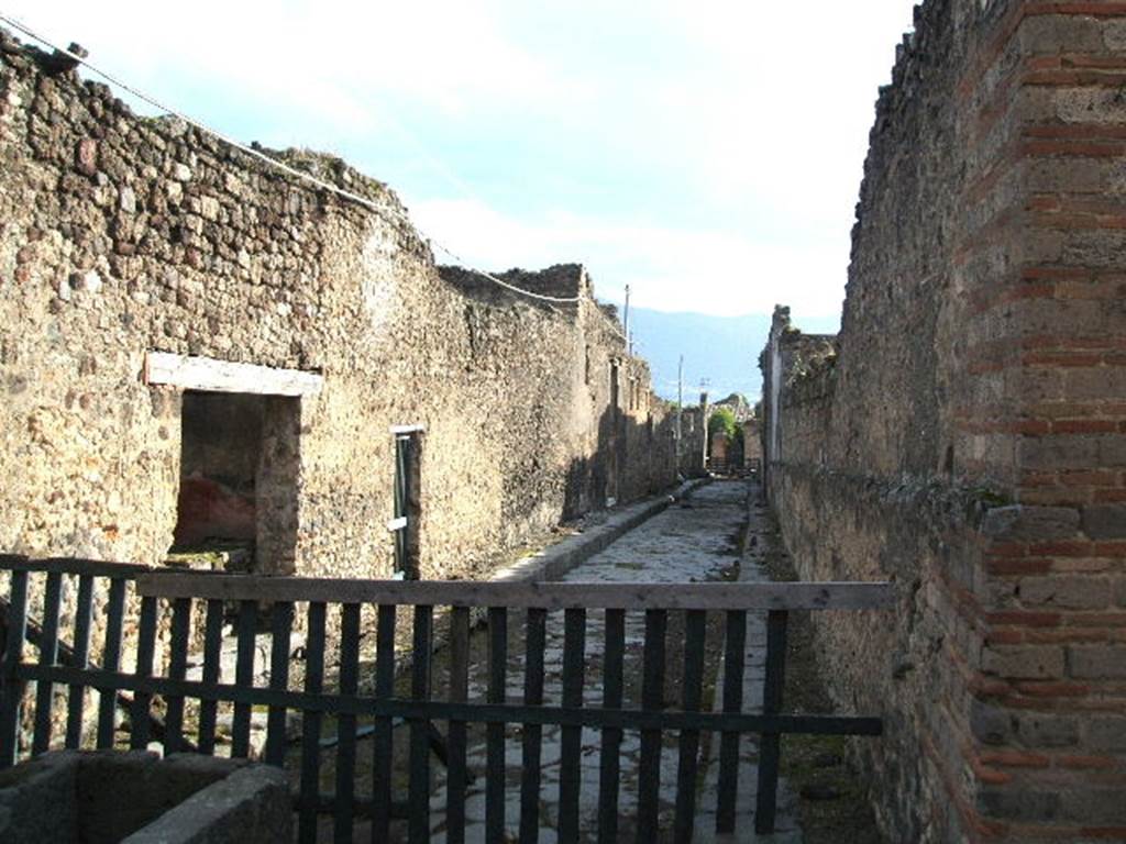 VI.13.17 Pompeii. December 2004. Vicolo del Labirinto looking south.  VI.12