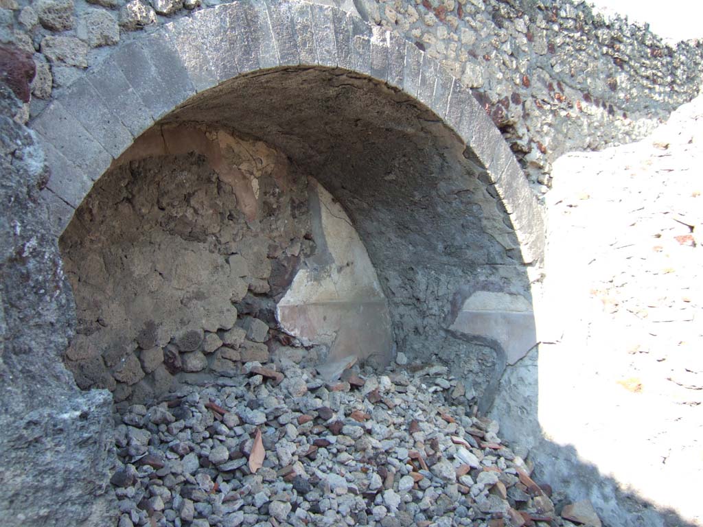 VI.13.19 Pompeii. September 2005. Under stairs area in room on north side of corridor/fauces, with a high cocciopesto zoccolo still in situ. 
Next to this area, in the room, on the east wall, a graffito was found on the white stucco