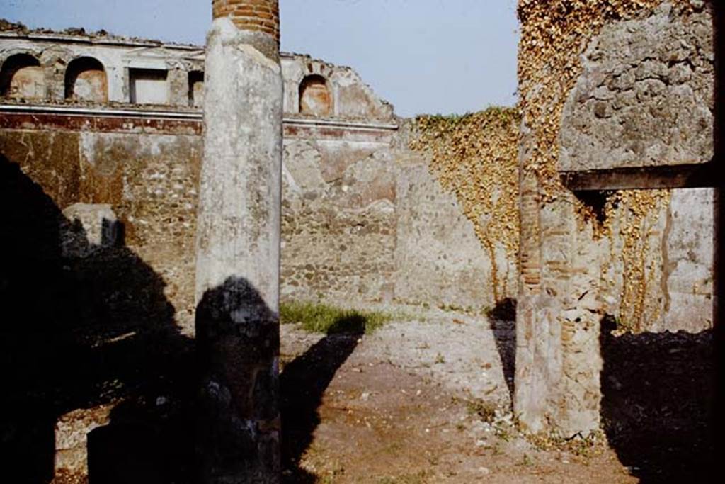 VI.13.19 Pompeii. 1966. Looking south-east across garden area.  Photo by Stanley A. Jashemski.
Source: The Wilhelmina and Stanley A. Jashemski archive in the University of Maryland Library, Special Collections (See collection page) and made available under the Creative Commons Attribution-Non Commercial License v.4. See Licence and use details.
J66f0336