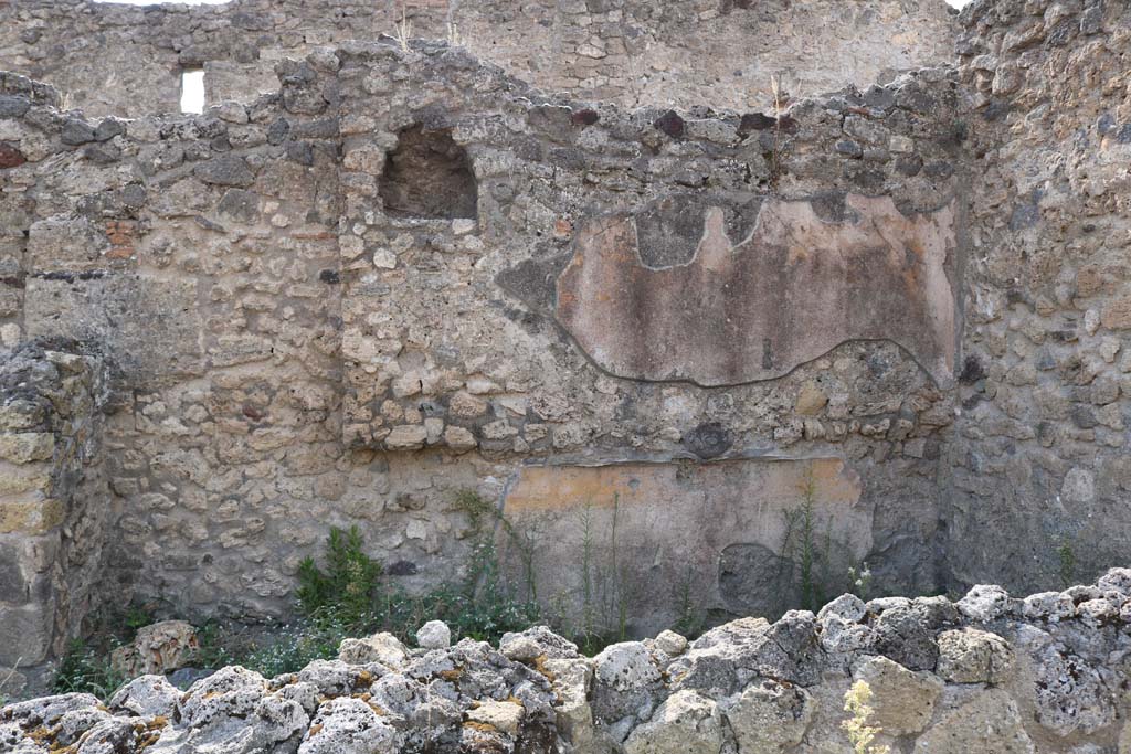 VI.14.1 Pompeii. December 2018. 
Looking towards west wall of rear cubiculum, with niche and bed-recess. Photo courtesy of Aude Durand.